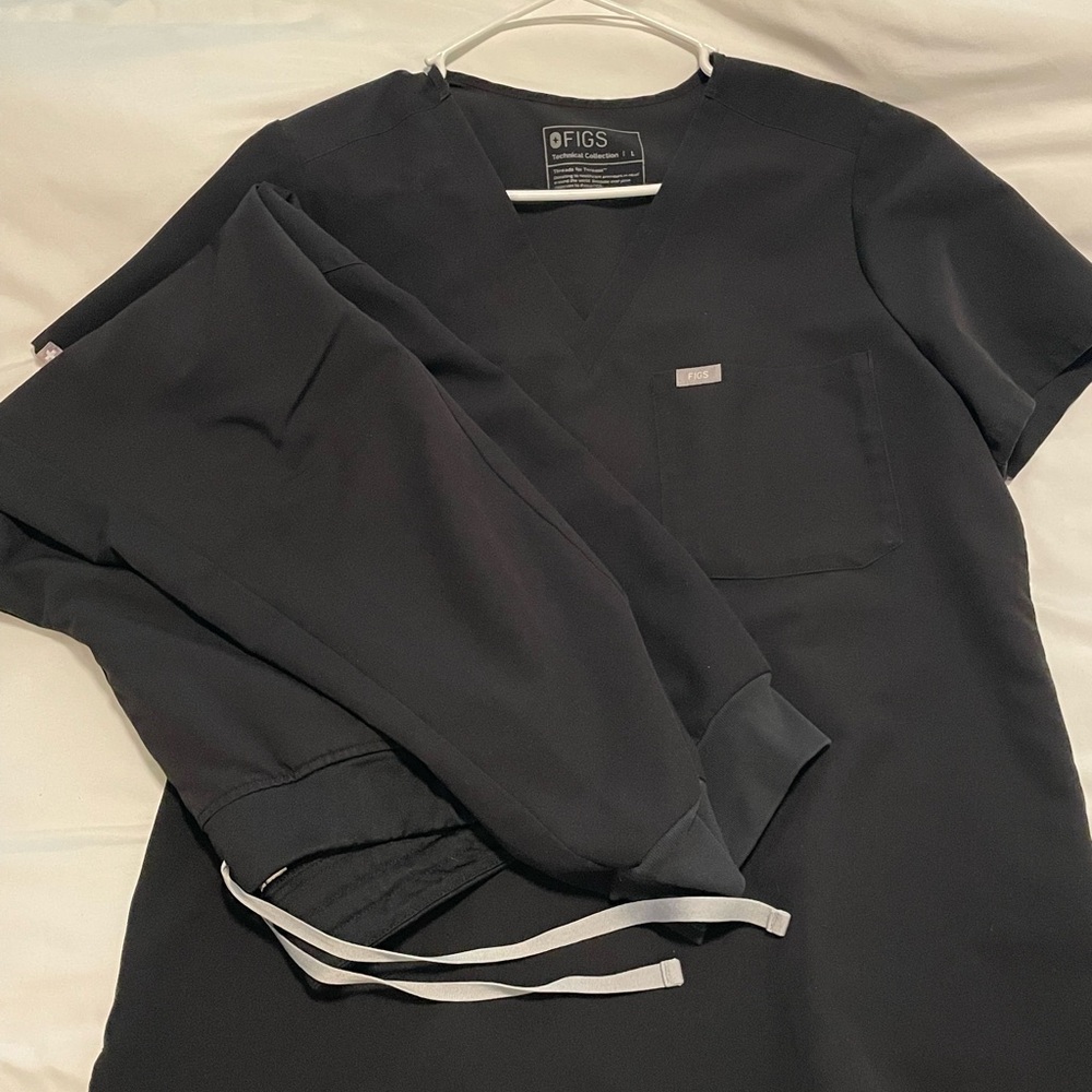 Figs Women's Scrub Set in Black